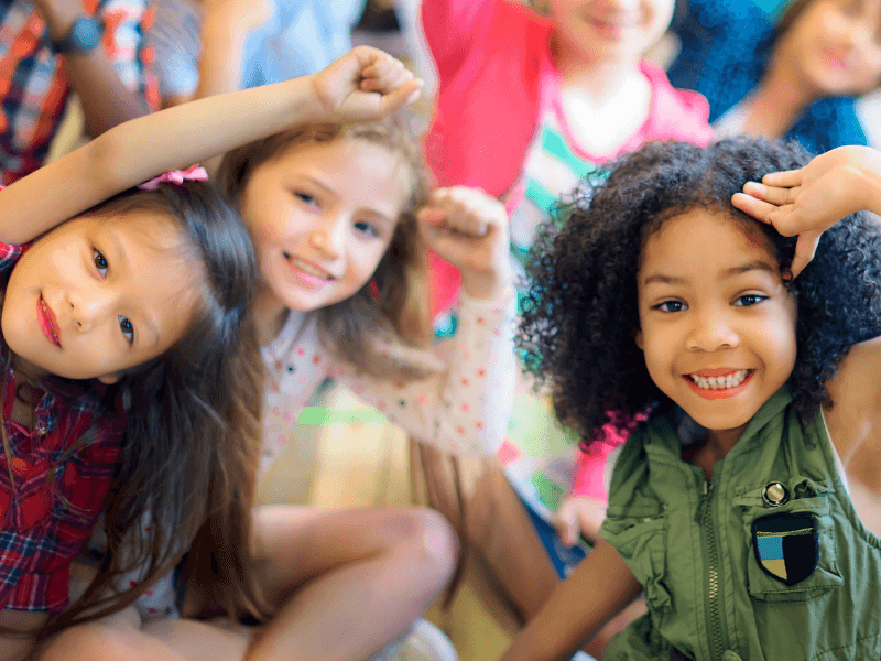 Crianças sorrindo em centro cultural