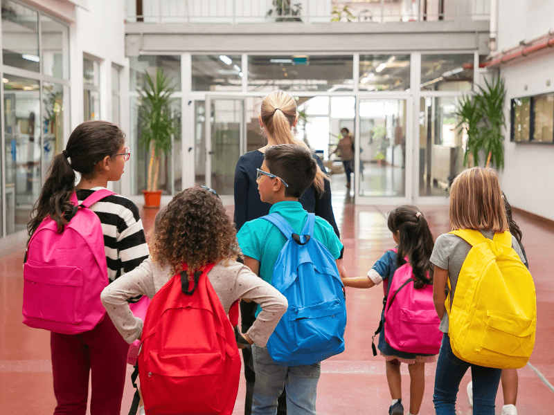 Crianças indo para a escola