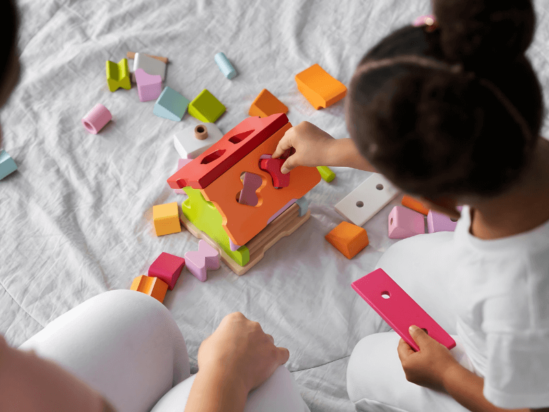 Criança brincado com brinquedo de montar