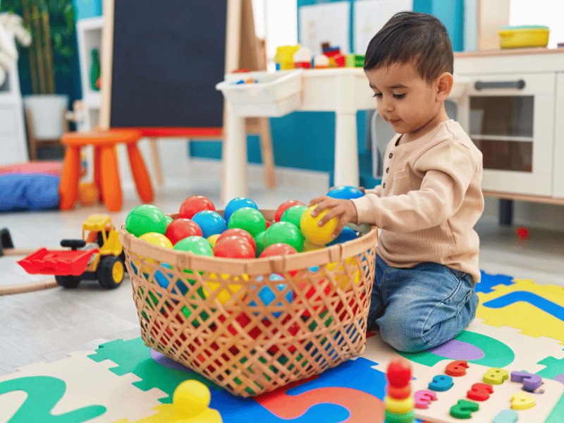 Criança brincando em escola infantil jardins sp