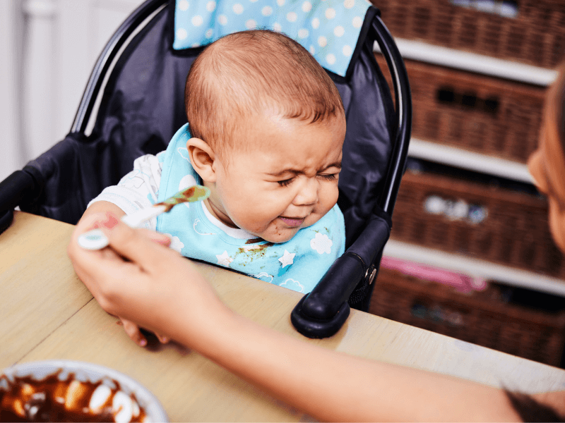 Foto de um bebê se recusando a comer