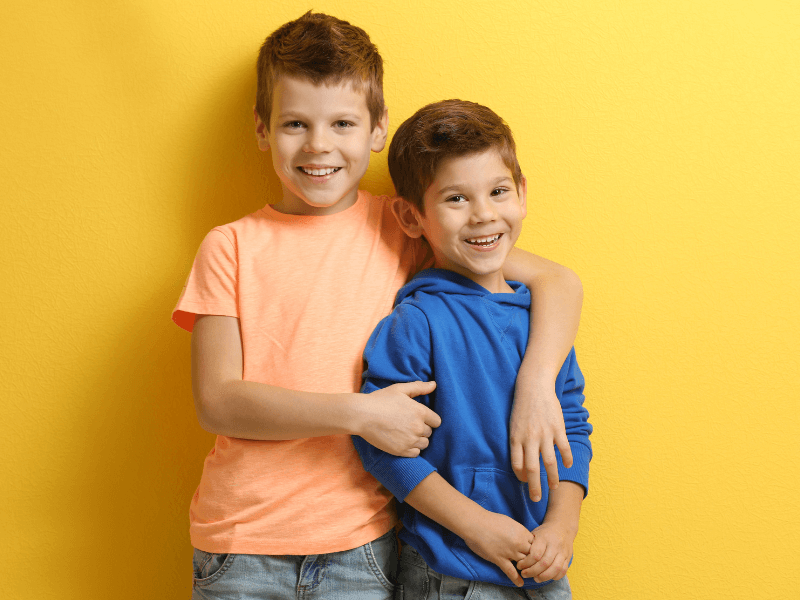 Foto de irmãos em fundo amarelo