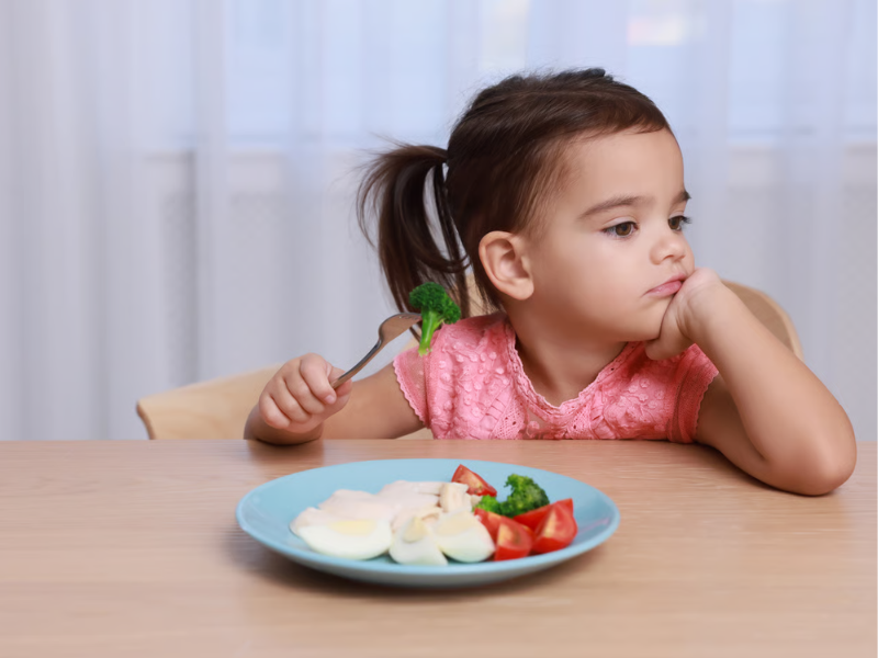 Criança aprendendo a comer em escola para bebês no jardim paulista sp