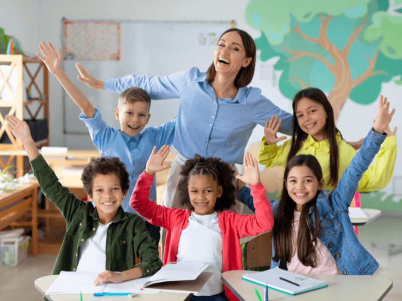 Professora branca ensinando crianças em uma escola
