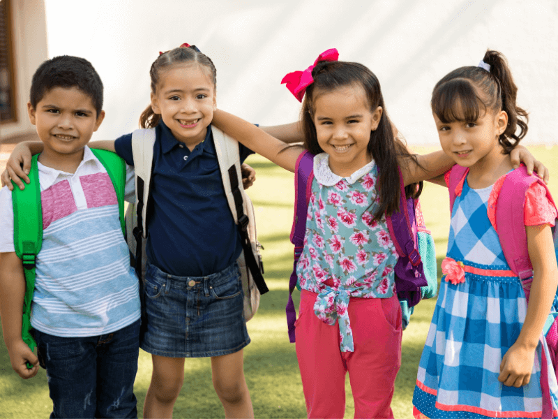 Um grupo de crianças em uma escola sorrindo